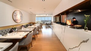 Unclassified image, 2 of 32, button - Three-bedrooms, Oakwood Apartments Pik Jakarta (Jakarta)
