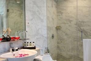 Bathroom - Two Bedroom Apartments Fraser Residence Sudirman (Jakarta)