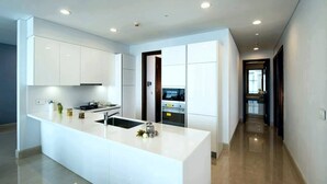 Coffee/tea maker, microwave - Two-bedroom Executive Serviced Apartment Oakwood Suites La Maison (Jakarta)
