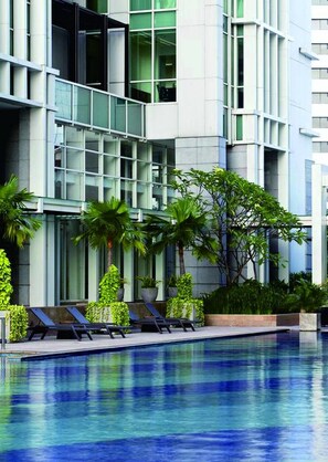 Outdoor pool - Three Bedroom Apartments Fraser Residence Sudirman (Jakarta)
