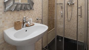 Apartment, 1 Bedroom, Terrace | Bathroom | Hair dryer, towels - Comfy Apartment in Berlin (Berlin)