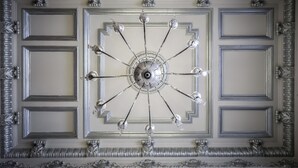 A ceiling with a central chandelier and ornate moldings. - Comfy Apartment in Berlin (Berlin)