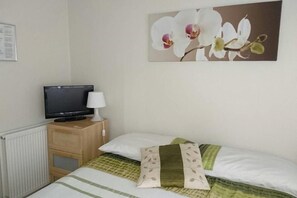 Room, 1 Bedroom, City View | 1 bedroom, WiFi - Room-family Room Sleeps 3 With 1 Double (Hayes)