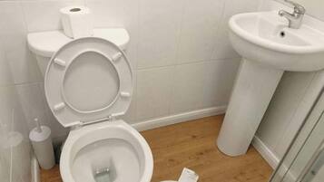 Zimmer, 1 Schlafzimmer, Stadtblick | Badezimmer | Dusche, kostenlose Toilettenartikel, Handtücher