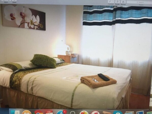 Room, 1 Bedroom, City View | 1 bedroom, WiFi - Room-family Room Sleeps 3 With 1 Double (Hayes)