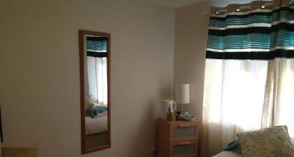 Room-comfortable Family Room With Tv, Fr