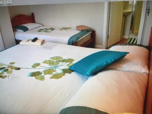Room, 1 Bedroom, City View | 1 bedroom - Room-comfortable Family Room With Tv, Fr (Hayes)