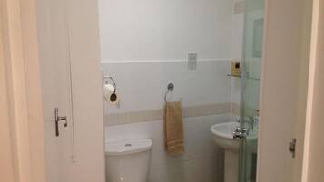 Quarto, 1 quarto, vista para a cidade | Banheiro | Chuveiro/banheira combinados, toalhas de banho