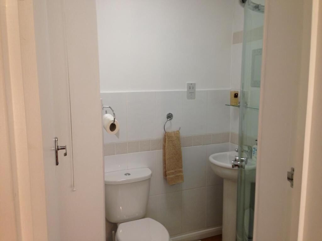 Room, 1 Bedroom, City View | Bathroom | Combined shower/bathtub, towels