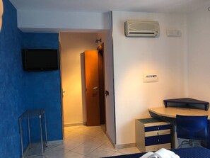 1 bedroom, minibar, bed sheets - El Nur B b - Blue Room With Private Bathroom (San Vito Lo Capo)