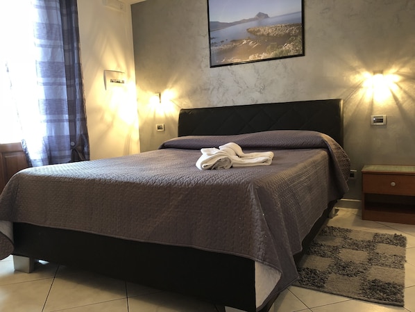 1 bedroom, desk, free WiFi - El Nur B b - Silver Room With Private Bathroom (San Vito Lo Capo)