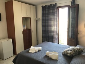 1 bedroom, desk, free WiFi - El Nur B b - Silver Room With Private Bathroom (San Vito Lo Capo)