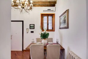Apartment, 2 Schlafzimmer, Terrasse, Stadtblick | Esszimmer