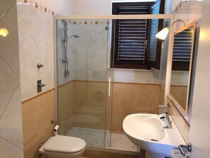 Apartamento, 2 quartos | Comodidades do banheiro | Secador de cabelo, bidê