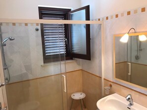 Apartamento, 2 quartos | Comodidades do banheiro | Secador de cabelo, bidê