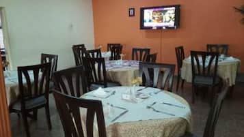 Room, 1 Bedroom, Accessible, Smoking | Dining