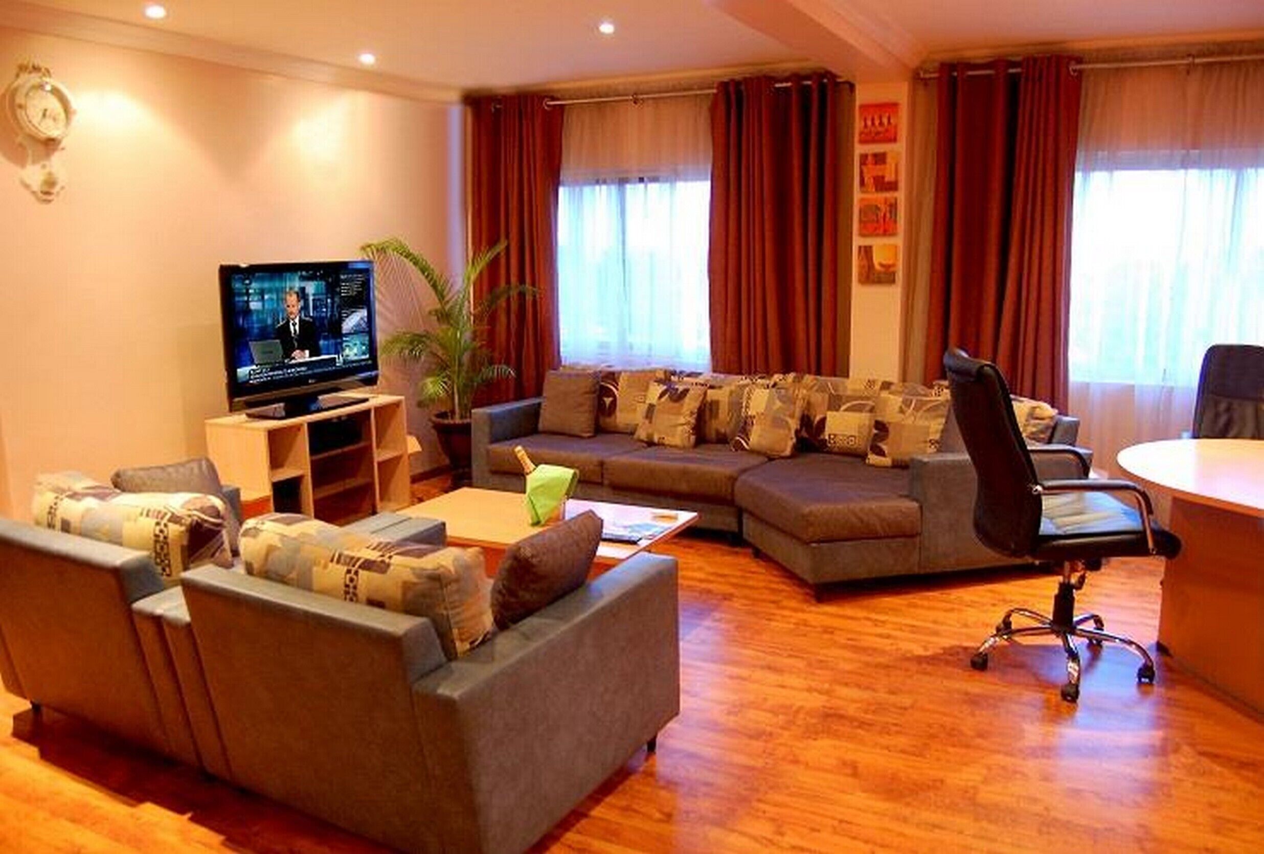 Habitación, 1 habitación, con acceso para personas discapacitadas, para fumadores | Área de sala de estar | Televisión 