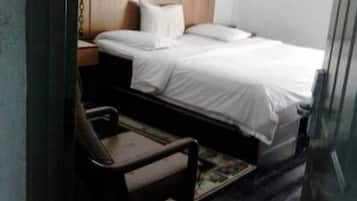 Room, 1 Bedroom, Accessible, Smoking | 1 bedroom, desk, WiFi