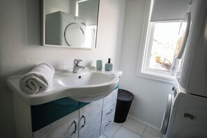 Bathroom - Central Nicolas Apartment Nr6 Stavanger 4 Rooms (Stavanger)