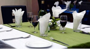 Room, 1 Bedroom, Accessible, Smoking | Dining