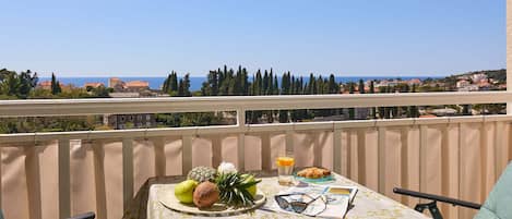 Apartment (3 Bedrooms) | Balcony