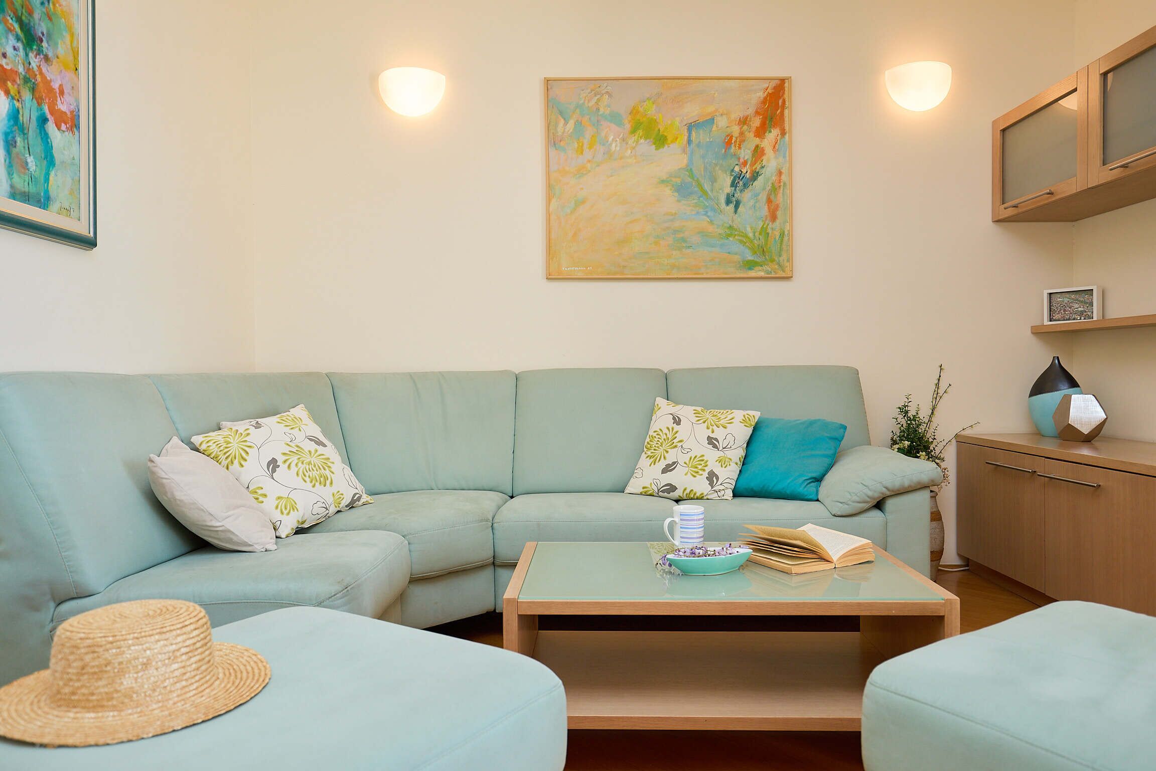 Apartment (3 Bedrooms) | Living area | TV