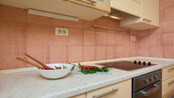 Apartamento (3 Bedrooms) | Cozinha privada | Geladeira, fogão, chaleira elétrica, torradeira