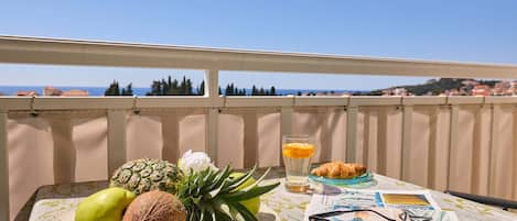 Appartement (3 Bedrooms) | Balcon