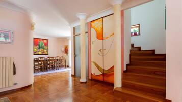 Stort kylskåp, mikrovågsugn och ugn