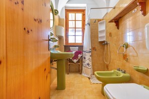 Villa | Bad | Dusj, hårføner og bidé