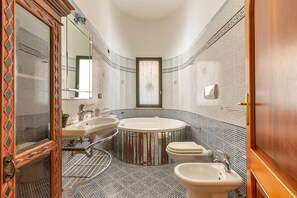 Baignoire et douche séparées, séchoir à cheveux, bidet