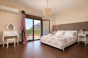 4 chambres, coffres-forts dans les chambres, fer et planche à repasser