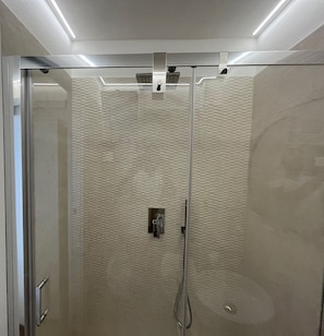 Douche, sĂšche-cheveux, bidet, papier toilette