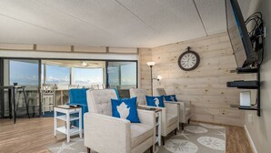 Uma sala de estar moderna com um sofá, uma mesa de centro e um relógio na parede.