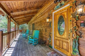 Terrace/patio - Stream On - River Front, $560 FREE tickets each paid day (Sevierville)