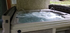 Outdoor spa tub - Stream On - River Front, $560 FREE tickets each paid day (Sevierville)