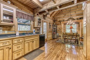 Mikrowelle, Geschirrspüler, Wasserkocher mit Kaffee-/Teezubehör, Toaster