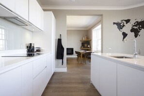 Køleskab, mikrobølgeovn, ovn, kogeplade