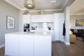 Kylskåp, mikrovågsugn, ugn och spishäll