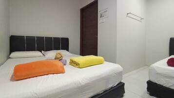 1 bedroom, desk, bed sheets
