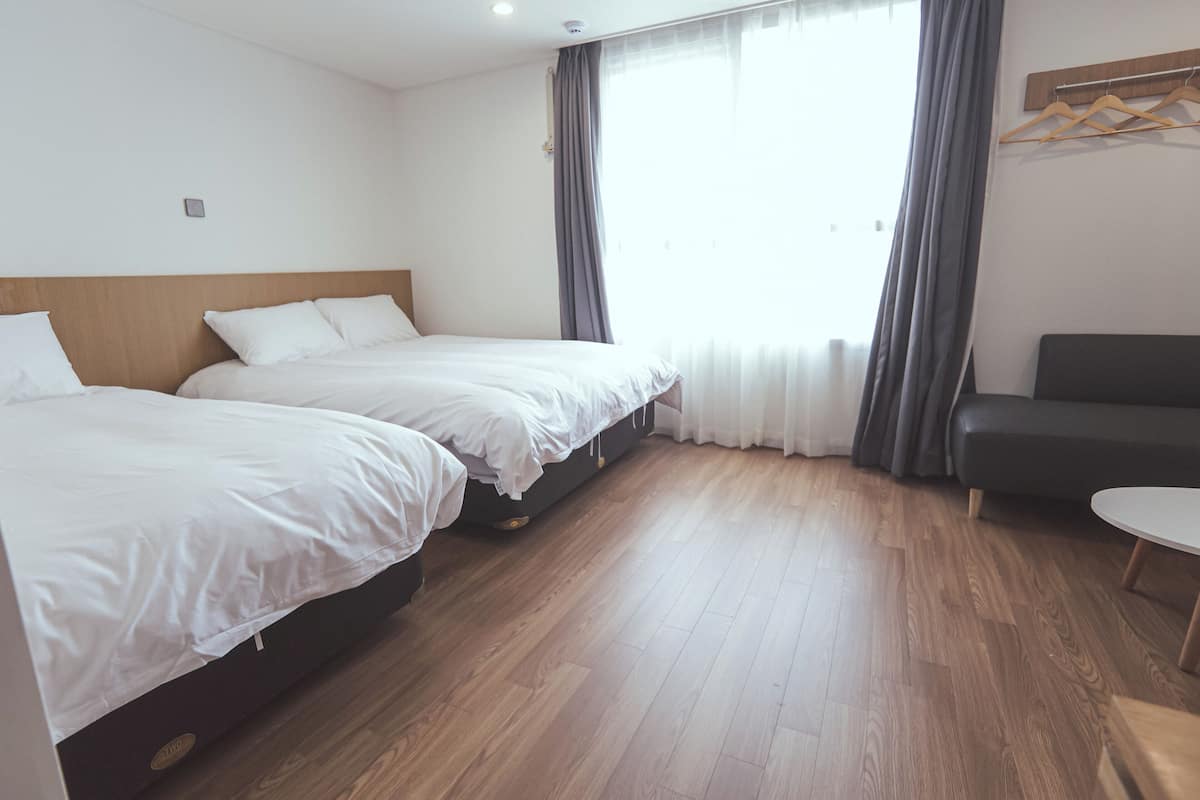Quadrupla Deluxe, 2 letti matrimoniali | Biancheria da letto di alta qualità, copriletto in piuma, una scrivania