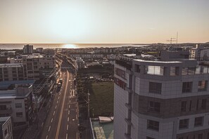 Ein Hotel mit Meerblick und einer belebten Straße.