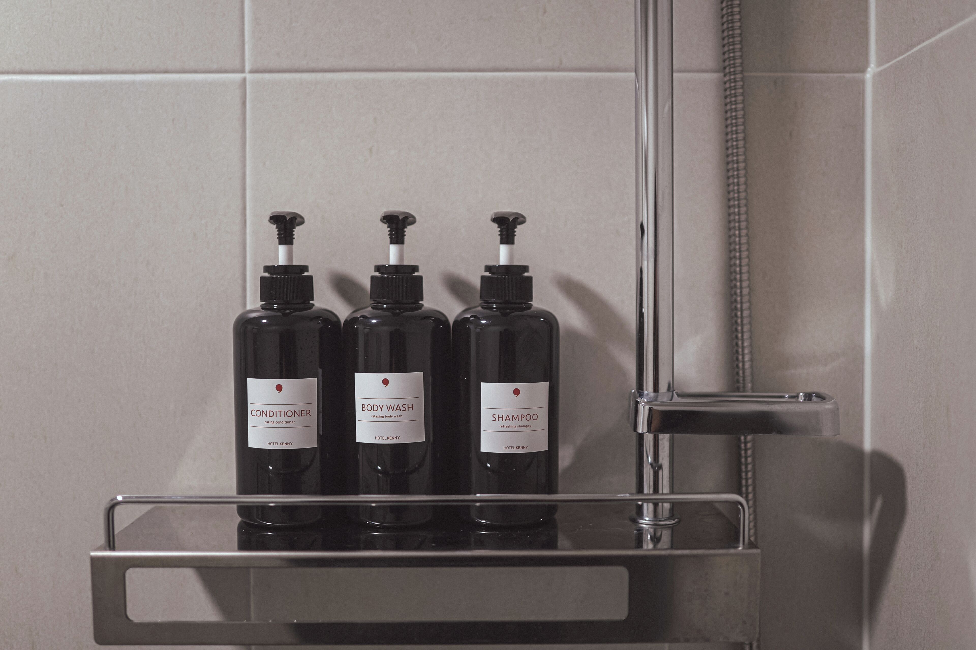 standard corner double | bathroom amenities | shower, free toiletries, hair dryer, slippers