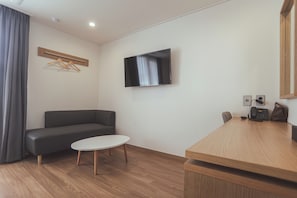 Deluxe-Dreibettzimmer | Wohnbereich | 43-Zoll-LED-Fernseher mit Kabelempfang, Fernseher, Pay-TV