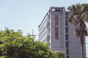 Un edificio de hotel con un cartel llamativo que dice 'HOTEL KENNY'.