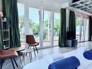 5 chambres, coffres-forts dans les chambres, bureau