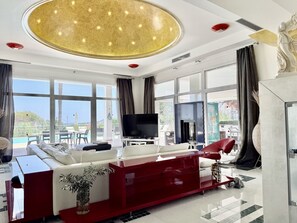 TV connectée, cheminée, table de tennis de table