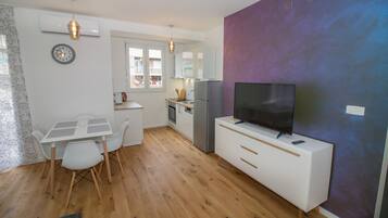 Luxury Condo | Dining room