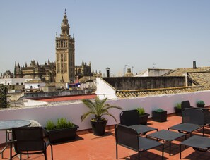 Outdoor dining - AlohaMundi Cathedral II (Sevilla)