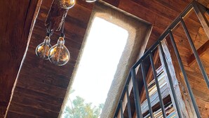 Un interior de madera con tragaluces, estanterías y lámparas colgantes.